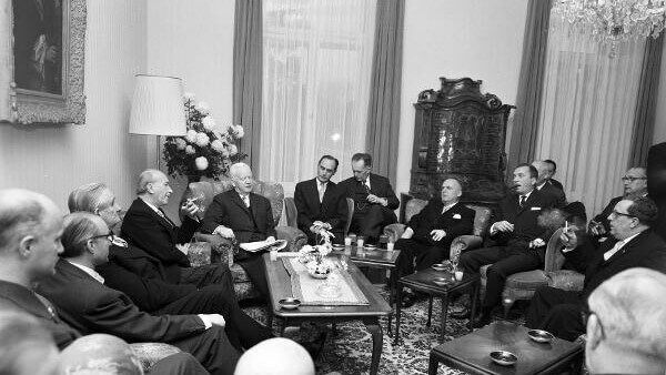 Die Mitglieder des Deutschen Presserats 1959 bei Bundespräsident Heinrich Lübke